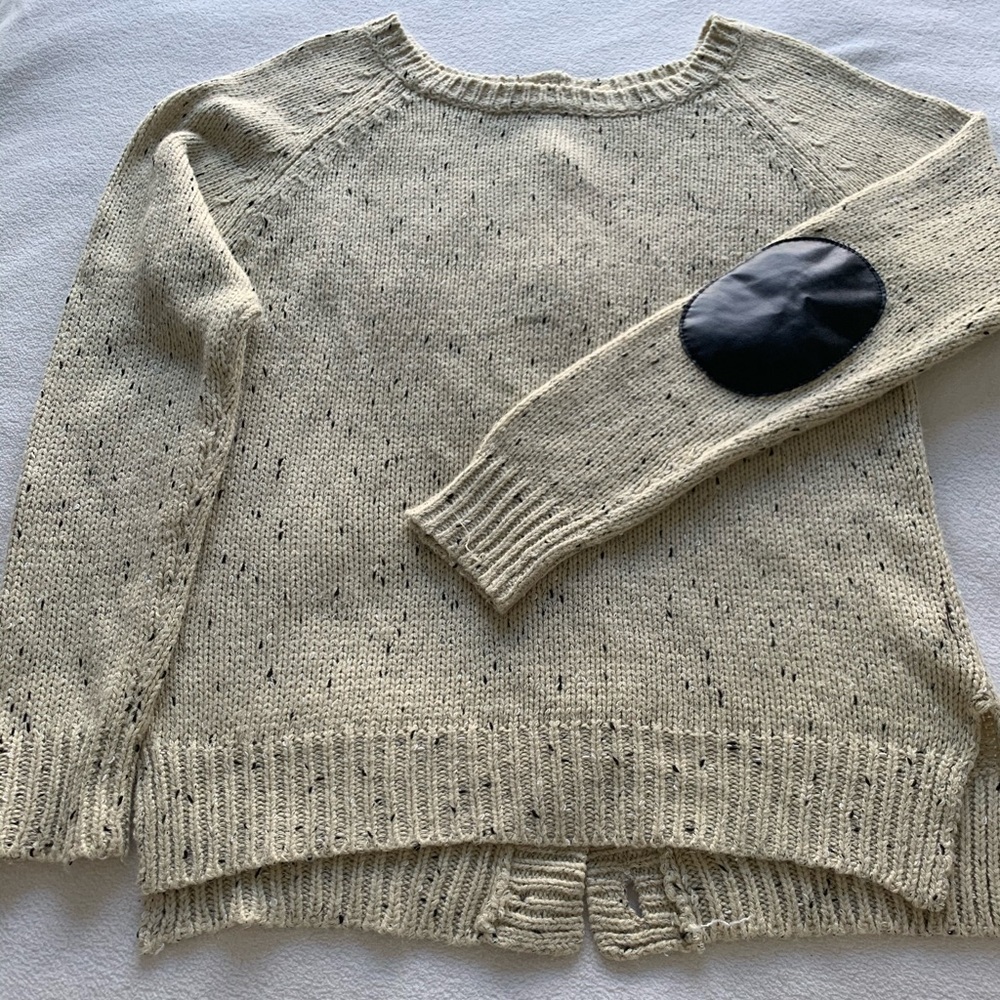 🌷2 for $18🌷button back sweater w/elbow patches